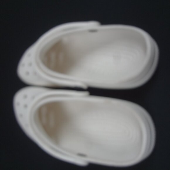 CROCS SLIP ON CLOGS MENS SIZE 11 WHITE SANDALS SHOES - Picture 4 of 7